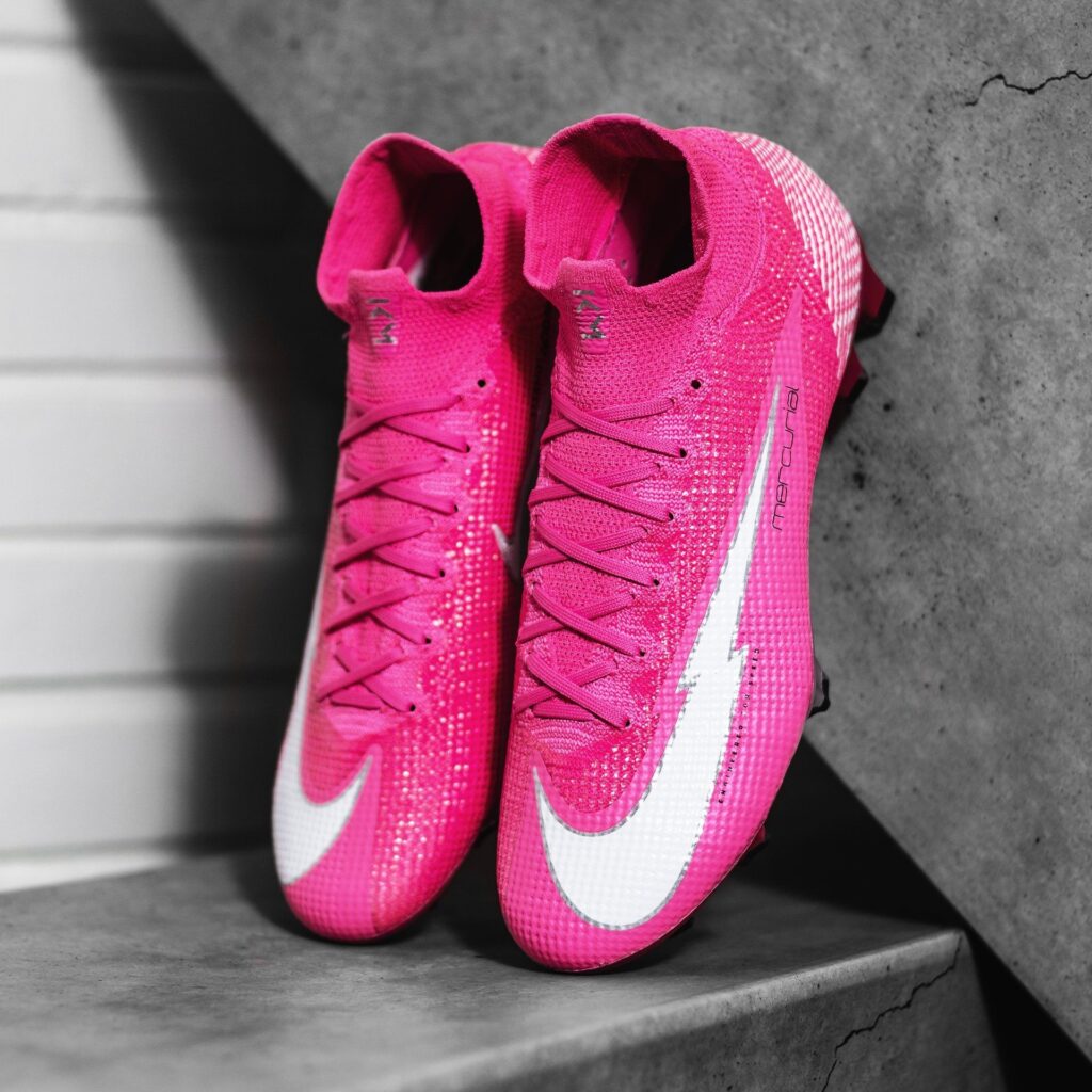 découvrez le nouveau look audacieux de kylian mbappé avec sa chevelure rose, une transformation qui fait sensation sur et en dehors du terrain.