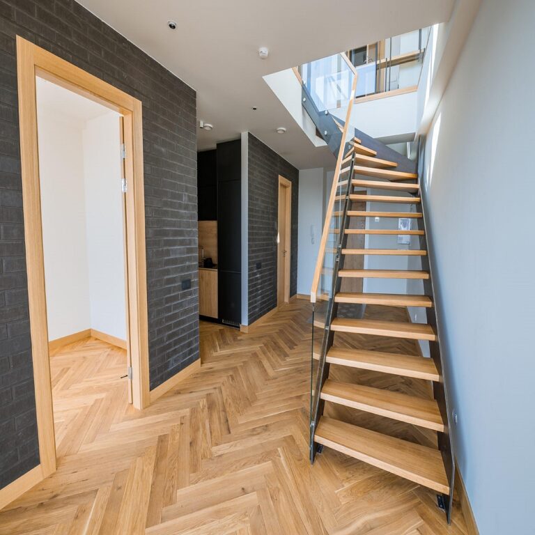 Poncer la colle sur un parquet ancien : guide complet etape par etape