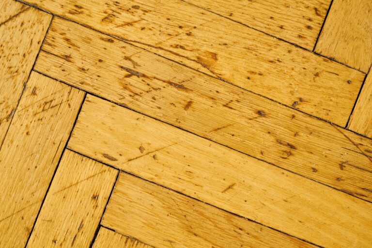 Nettoyer un parquet ancien sans l'abîmer